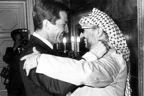 Suárez, junto a Arafat